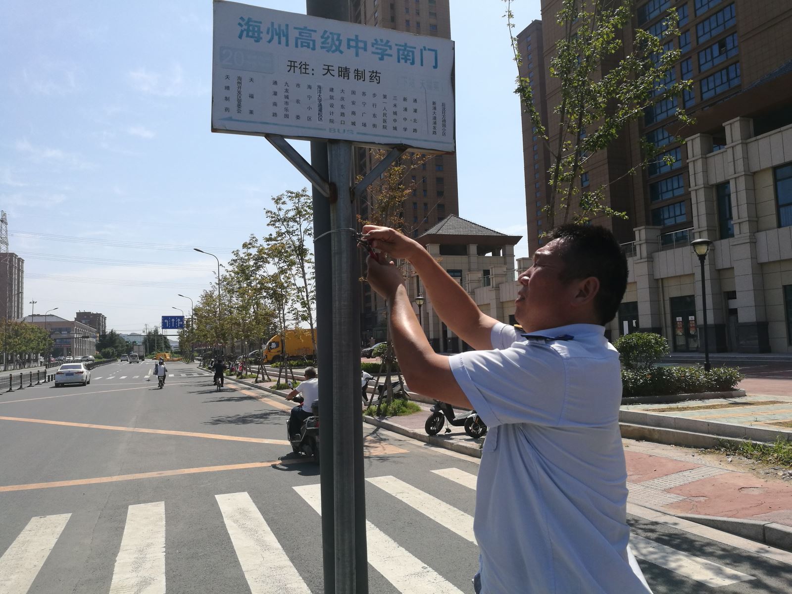 公交集團公交事業(yè)一部駕駛員周卓文用心修復公交站牌獲點贊